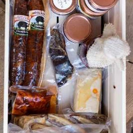 Nagylakoma láda: mangalica kolbász, szalonna, sonka, füstölt fürjtojás és lekvár